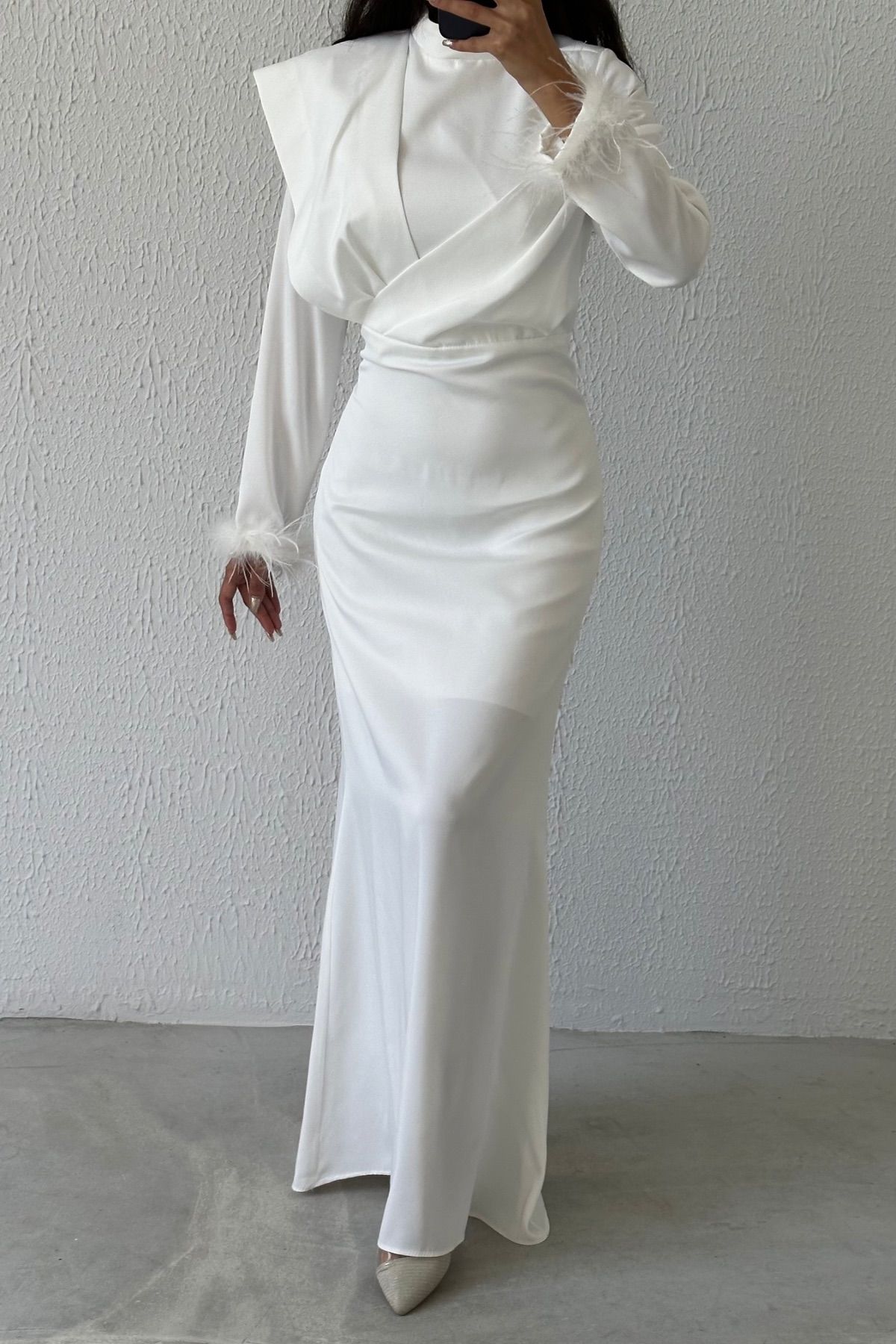 Tüy Zarafeti: Omuz Detaylı Saten Tesettür Abiye Ekru