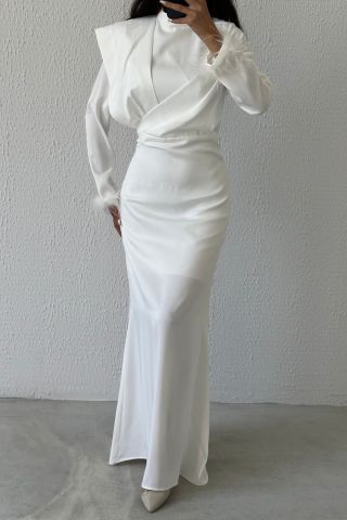 Tüy Zarafeti: Omuz Detaylı Saten Tesettür Abiye Ekru