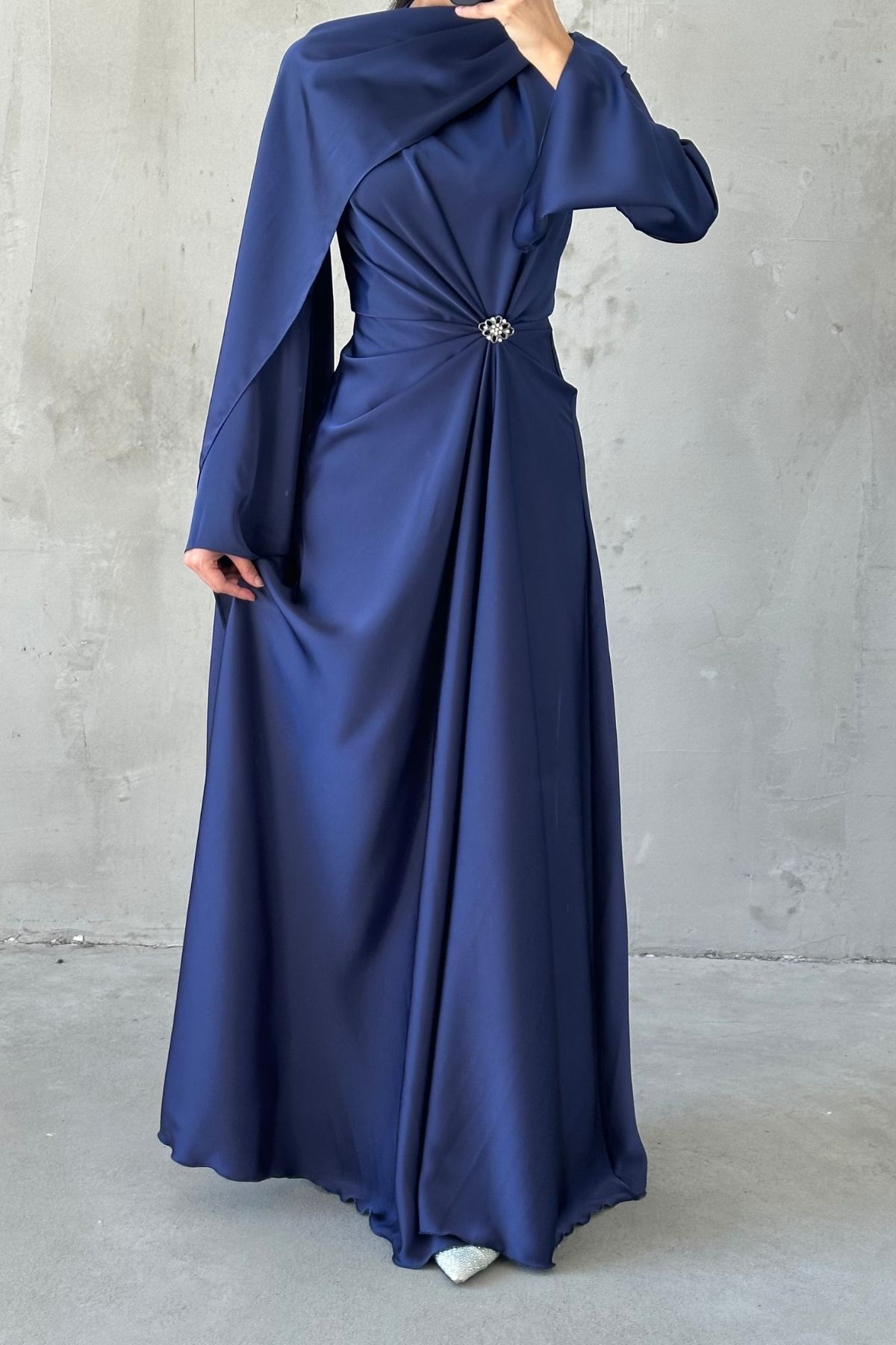 Flowing Fabric and Brooch Detailed Satin Hijab Evening Dress Navy Blue