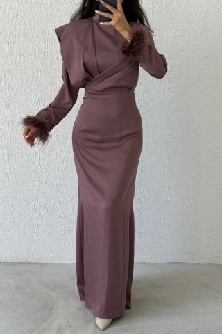 Tüy Zarafeti: Omuz Detaylı Saten Tesettür Abiye Vizon