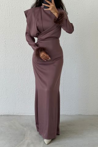 Tüy Zarafeti: Omuz Detaylı Saten Tesettür Abiye Vizon