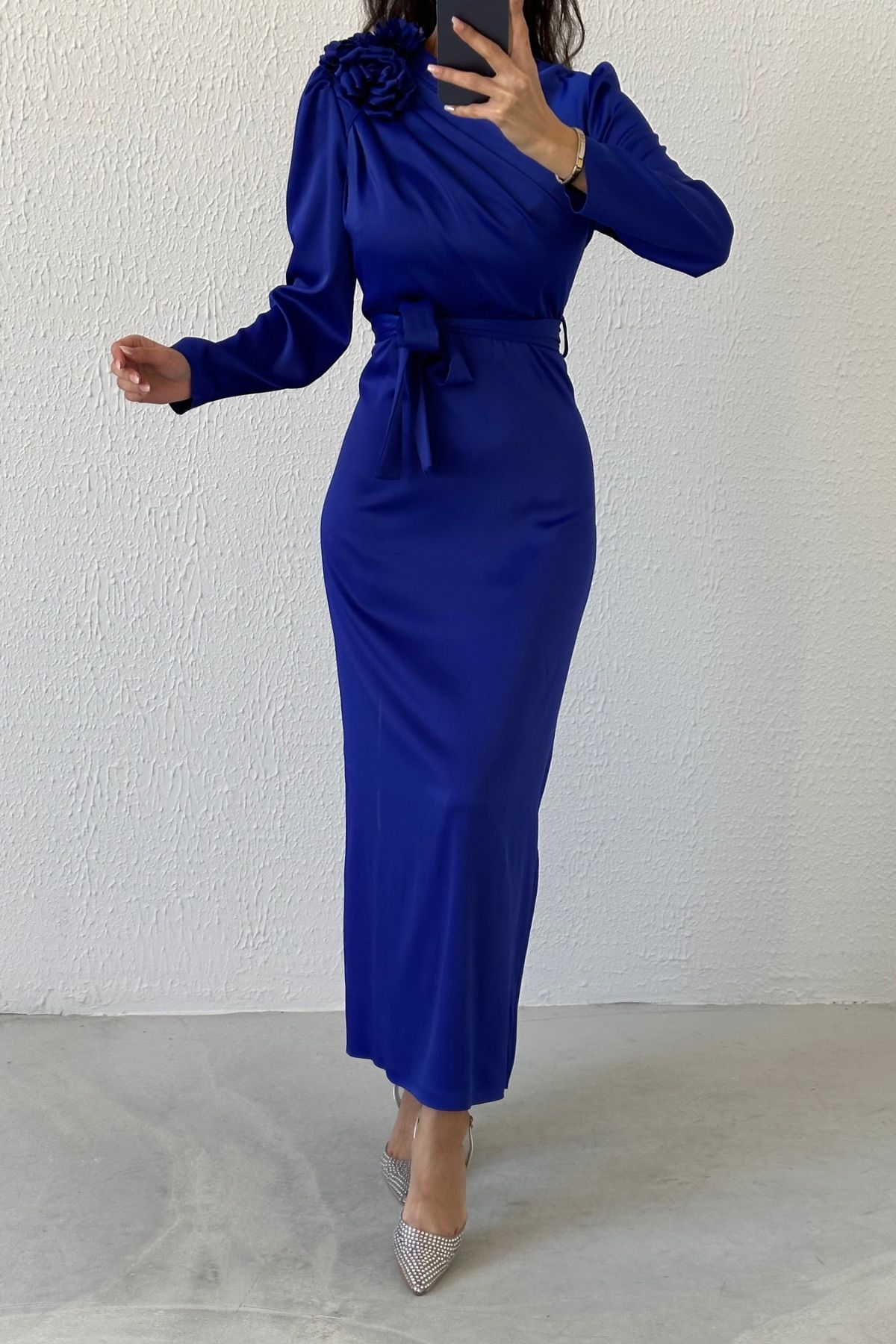Gül Broş Detaylı Saten Tesettür Abiye Saks Mavisi