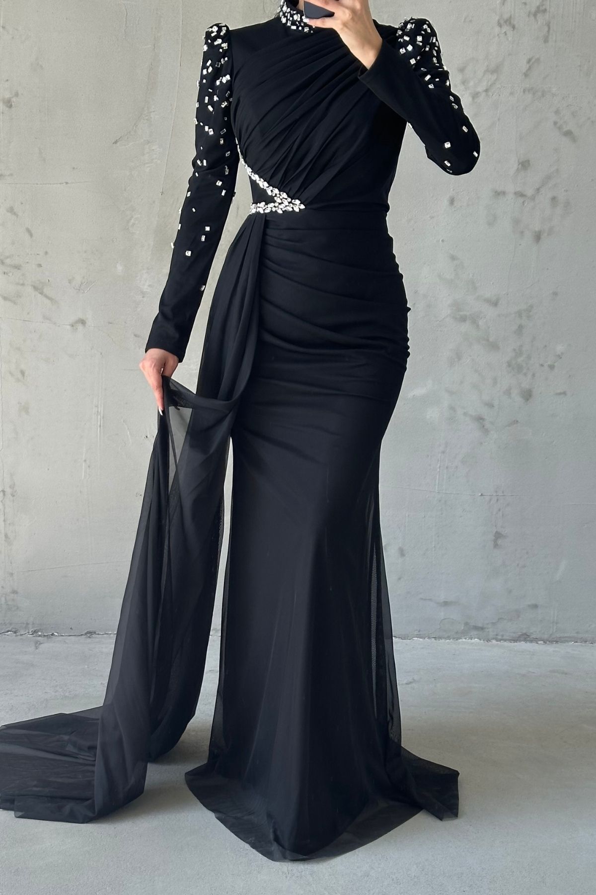 Eşsiz Süslemeli Kuyruklu Tesettür Abiye Siyah