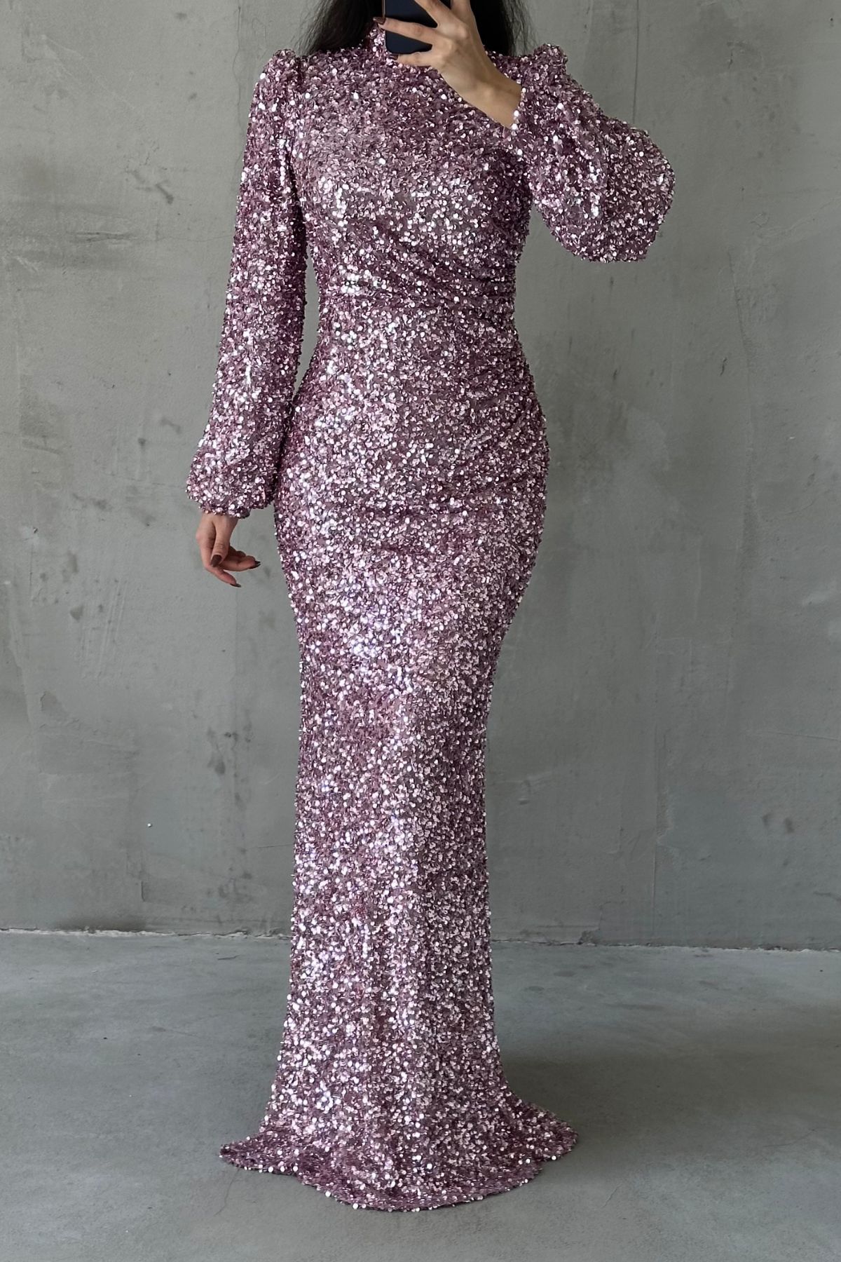 فستان سهرة حجابي لامع مع تفاصيل الترتر في جميع أنحاء اللون الليلكي