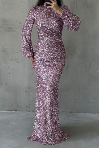 فستان سهرة حجابي لامع مع تفاصيل الترتر في جميع أنحاء اللون الليلكي