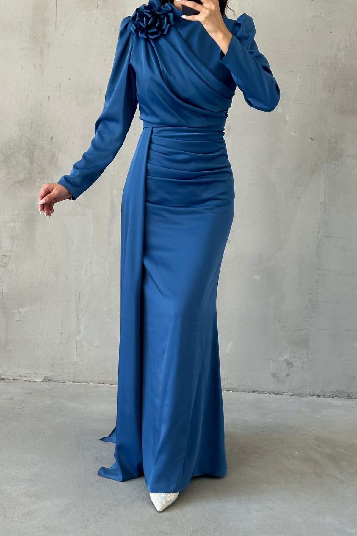 Omuzdan Çiçek Detaylı Drapeli Saten Tesettür Abiye İndigo