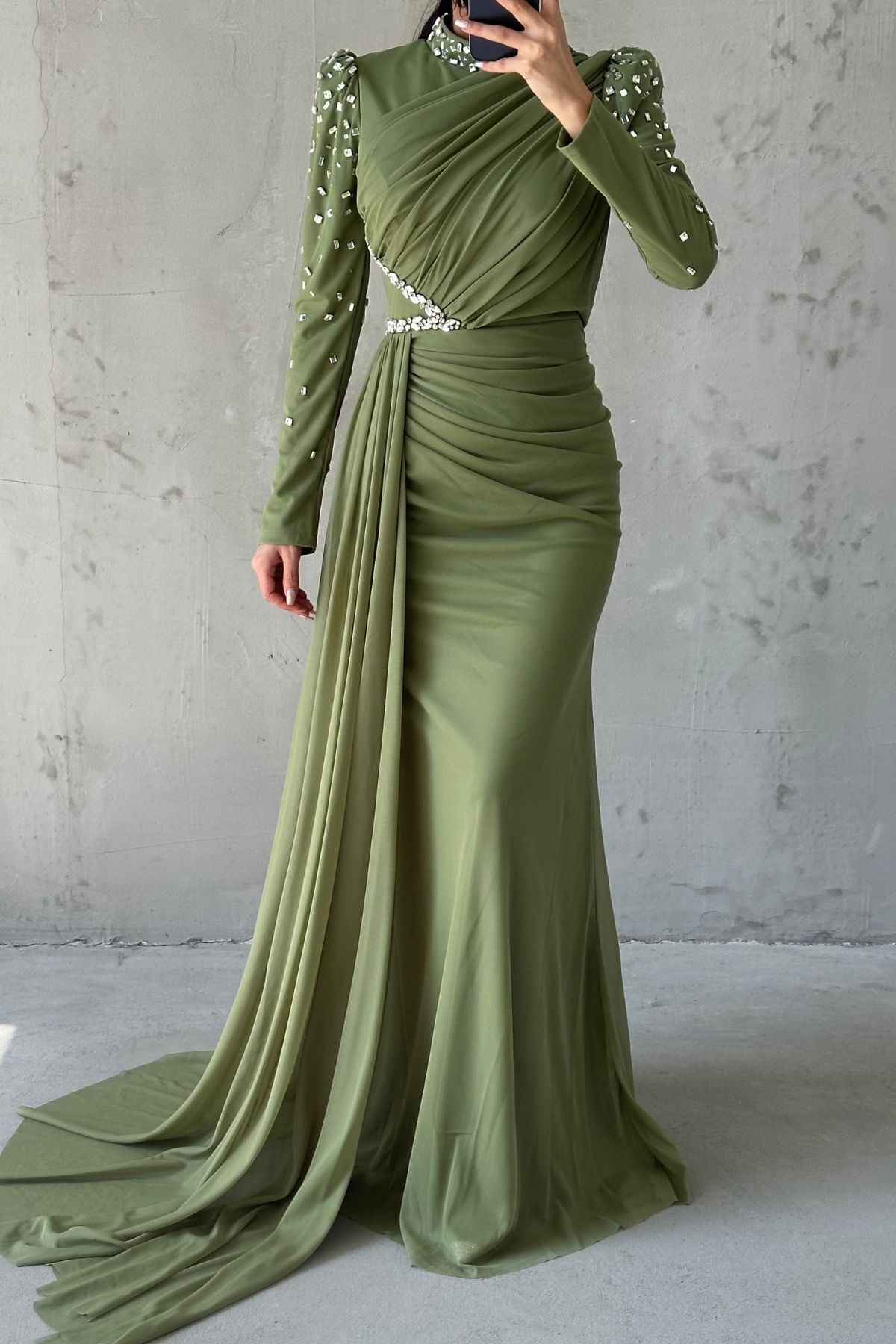 Eşsiz Süslemeli Kuyruklu Tesettür Abiye Haki