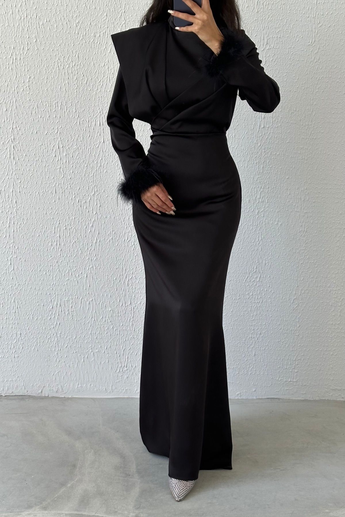 Tüy Zarafeti: Omuz Detaylı Saten Tesettür Abiye Siyah