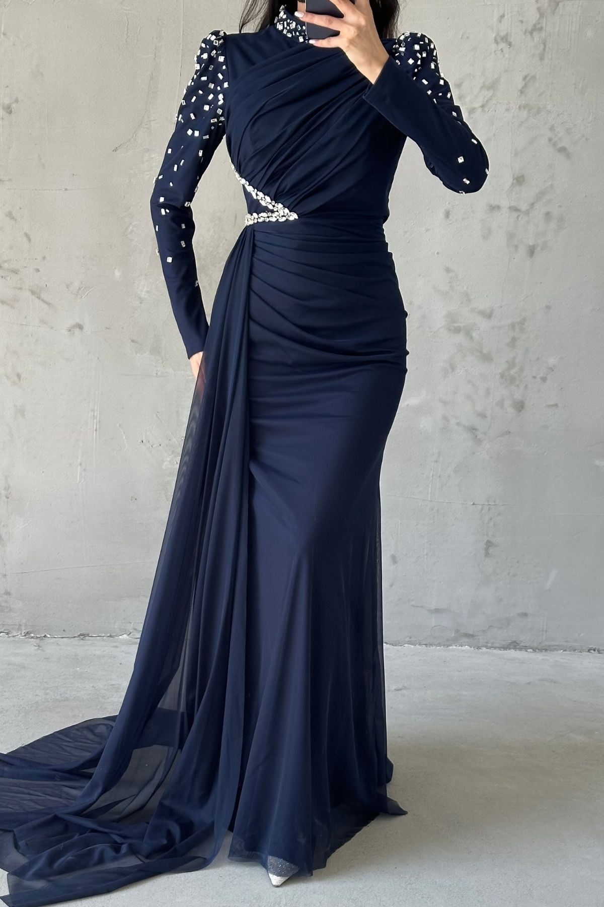 Eşsiz Süslemeli Kuyruklu Tesettür Abiye Lacivert