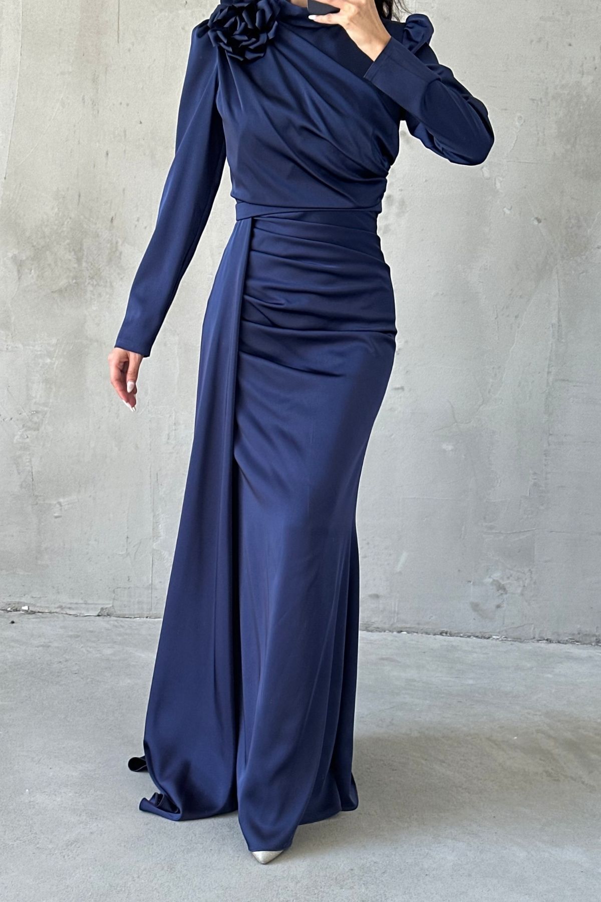 Omuzdan Çiçek Detaylı Drapeli Saten Tesettür Abiye Lacivert