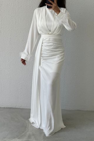 İhtişamlı Zarafet: Kuyruk Detaylı Tüylü Saten Tesettür Abiye Ekru