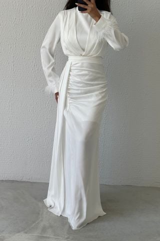 İhtişamlı Zarafet: Kuyruk Detaylı Tüylü Saten Tesettür Abiye Ekru