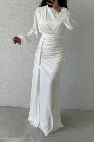 İhtişamlı Zarafet: Kuyruk Detaylı Tüylü Saten Tesettür Abiye Ekru