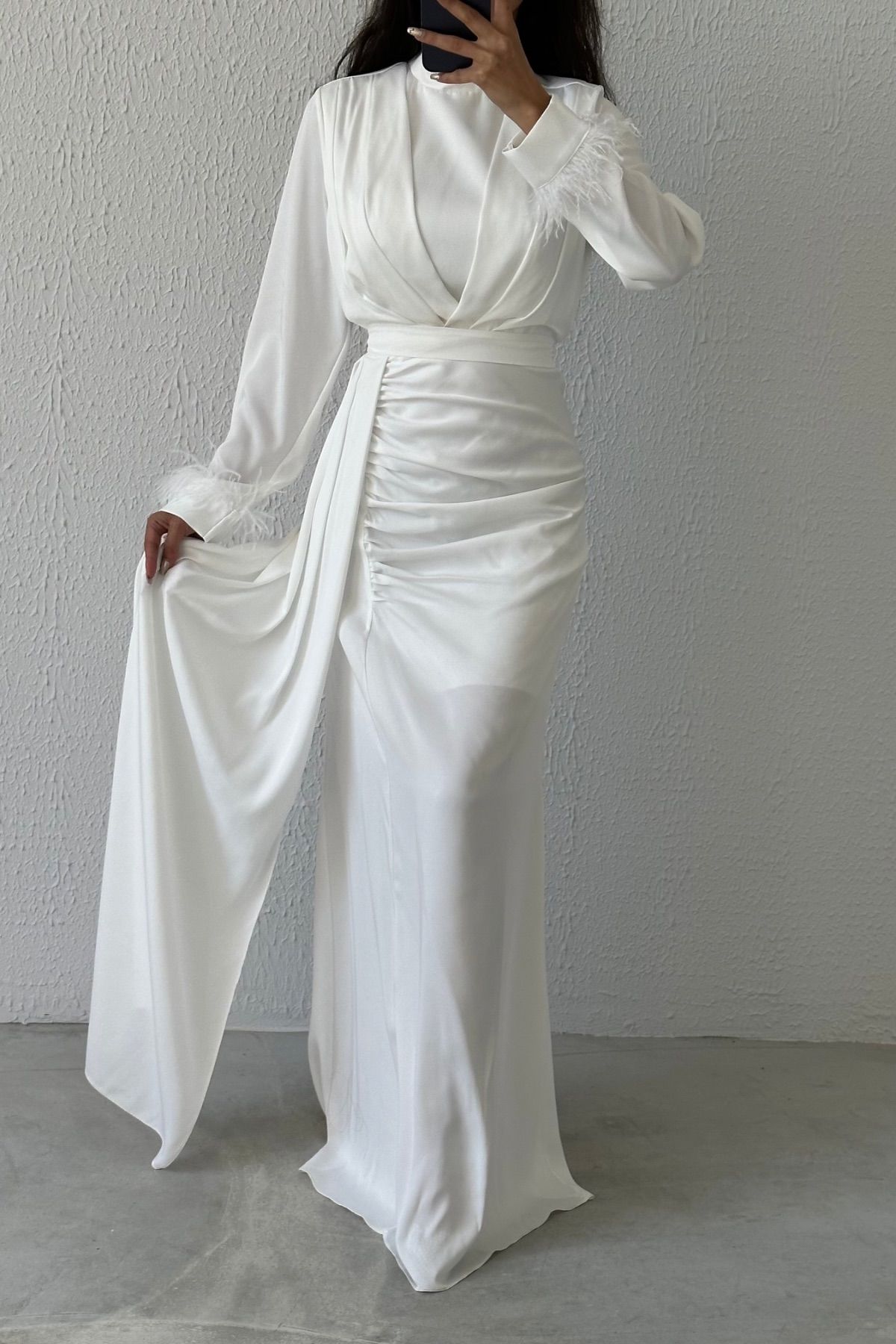 İhtişamlı Zarafet: Kuyruk Detaylı Tüylü Saten Tesettür Abiye Ekru