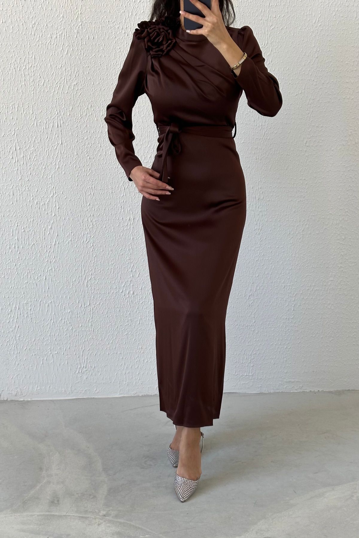 Gül Broş Detaylı Saten Tesettür Abiye Kahverengi