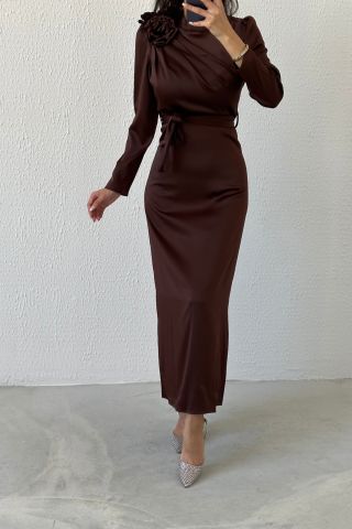 Gül Broş Detaylı Saten Tesettür Abiye Kahverengi