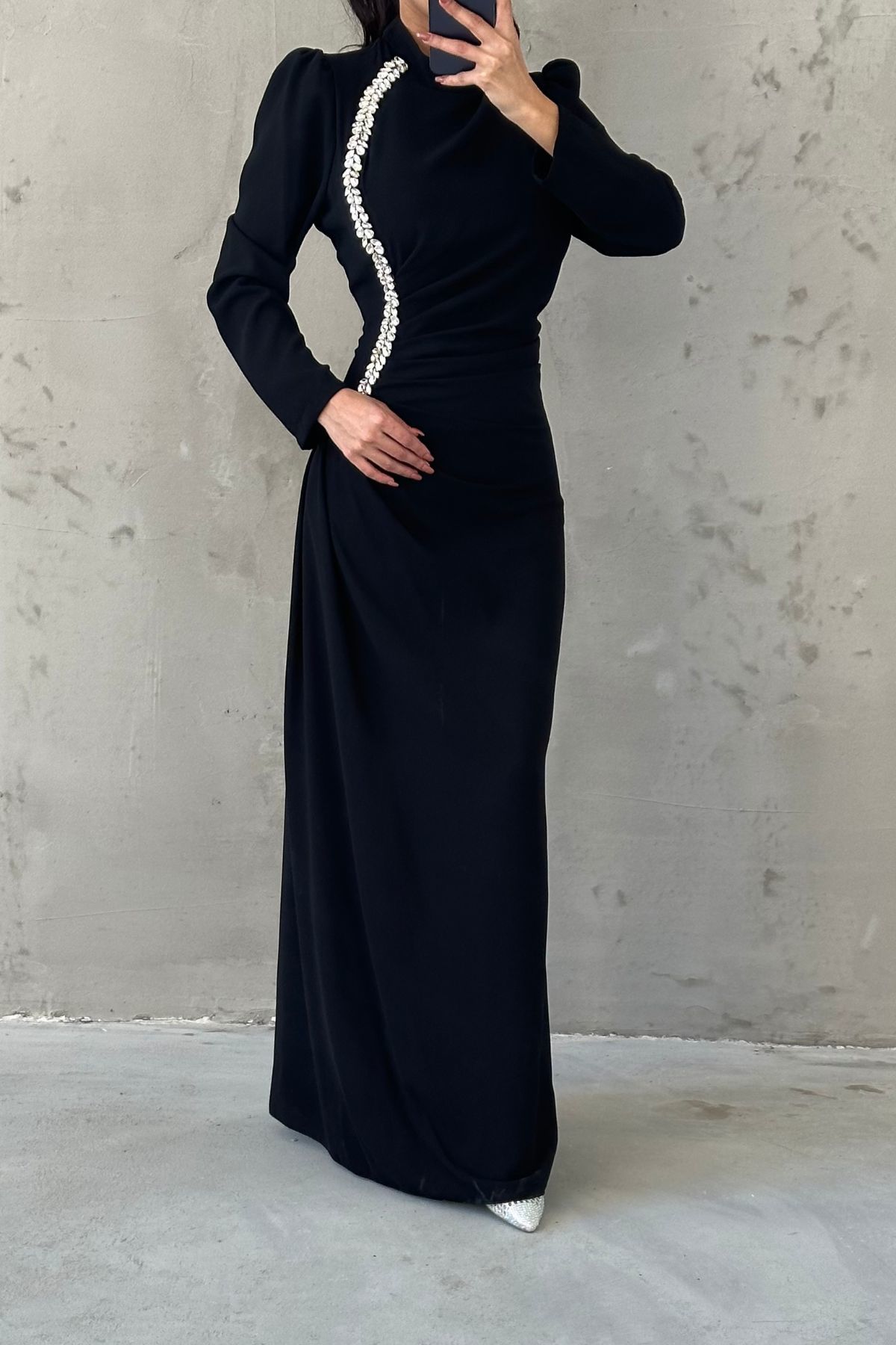 Elegant Stone Detailed Waist Pleated Crepe Hijab Evening Dress Black