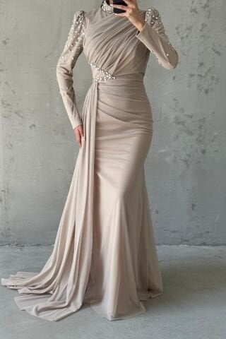 Eşsiz Süslemeli Kuyruklu Tesettür Abiye Krem