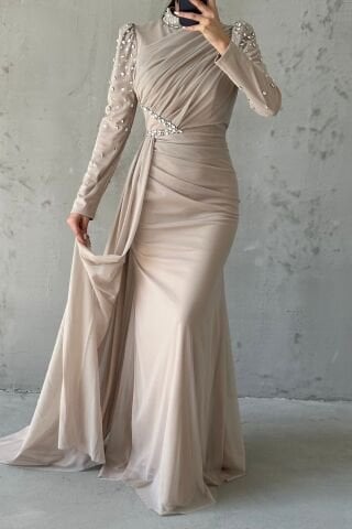 Eşsiz Süslemeli Kuyruklu Tesettür Abiye Krem