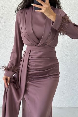 İhtişamlı Zarafet: Kuyruk Detaylı Tüylü Saten Tesettür Abiye Vizon