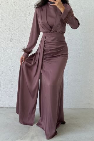 İhtişamlı Zarafet: Kuyruk Detaylı Tüylü Saten Tesettür Abiye Vizon