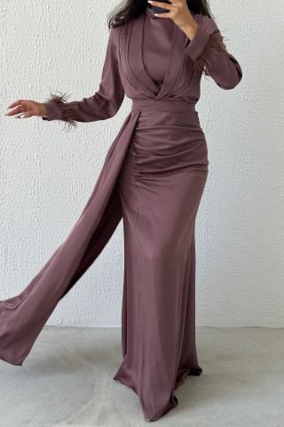 İhtişamlı Zarafet: Kuyruk Detaylı Tüylü Saten Tesettür Abiye Vizon