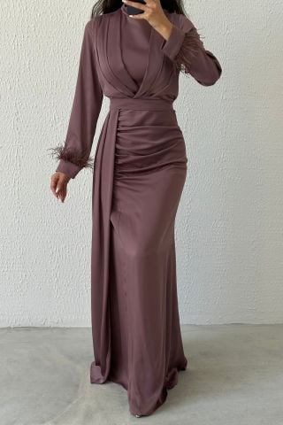 İhtişamlı Zarafet: Kuyruk Detaylı Tüylü Saten Tesettür Abiye Vizon