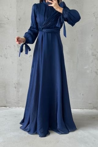 Kol Bağlama Detaylı Akıcı Kumaş Tesettür Abiye Lacivert