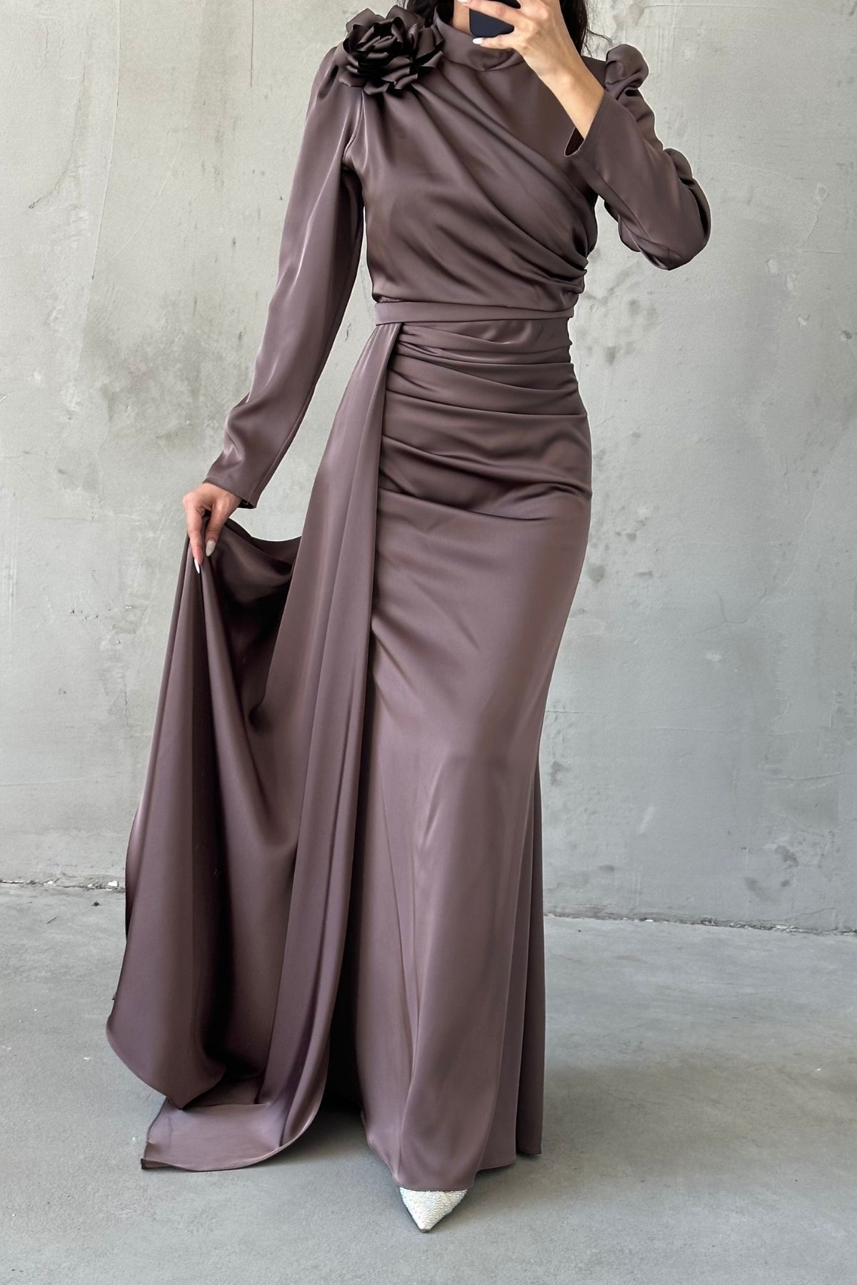 Omuzdan Çiçek Detaylı Drapeli Saten Tesettür Abiye Vizon