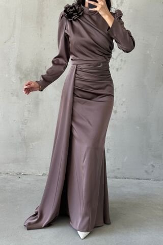 Omuzdan Çiçek Detaylı Drapeli Saten Tesettür Abiye Vizon