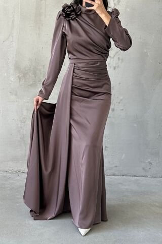 Omuzdan Çiçek Detaylı Drapeli Saten Tesettür Abiye Vizon