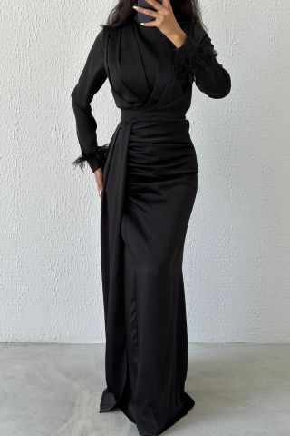 İhtişamlı Zarafet: Kuyruk Detaylı Tüylü Saten Tesettür Abiye Siyah