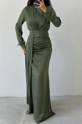 أناقة رائعة: فستان سهرة من الساتان والريش باللون الكاكي مع تفاصيل الذيل