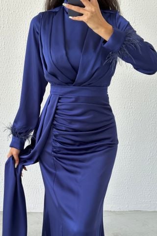 أناقة رائعة: فستان سهرة من الساتان المحجب بالريش مع تفاصيل الذيل، باللون الأزرق الداكن