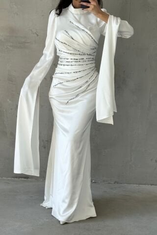 Eşsiz Kol Tasarımıyla Saten Tesettür Abiye Beyaz