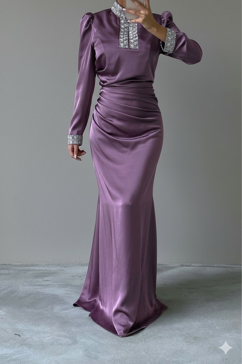 Mücevherli Şıklık: Kollu ve Yakası Taşlı Saten Tesettür Abiye Lila