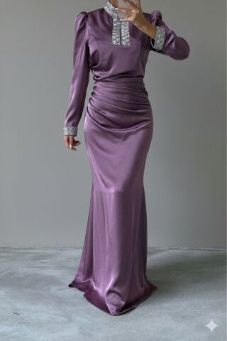 Mücevherli Şıklık: Kollu ve Yakası Taşlı Saten Tesettür Abiye Lila