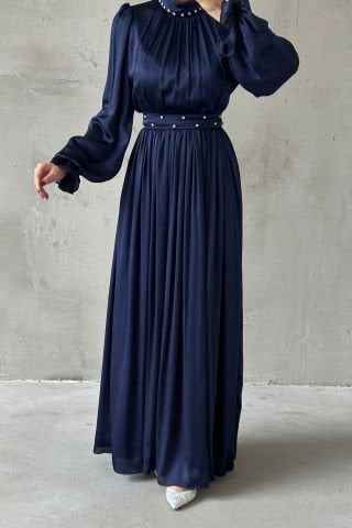 Akıcı Saten Kumaş İnci Detaylı Tesettür Abiye Lacivert