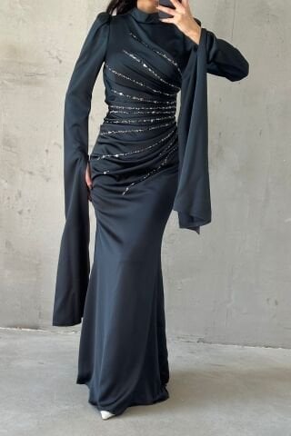 فستان سهرة ساتان محجبات باللون الأخضر الزمردي مع تصميم فريد للأكمام