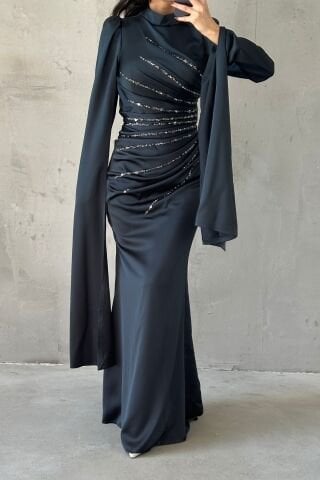 فستان سهرة ساتان محجبات باللون الأخضر الزمردي مع تصميم فريد للأكمام