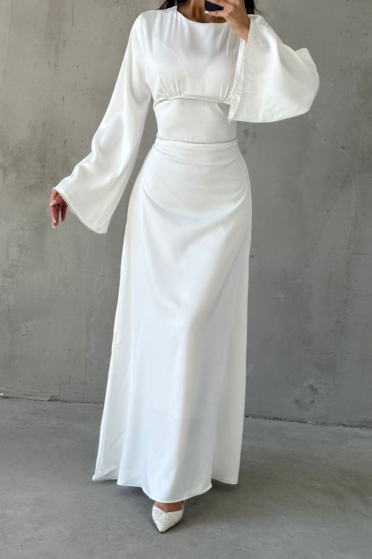 Kolları ve Beli İnci Taş Detaylı  Volan Kol Saten Tesettür Abiye Ekru