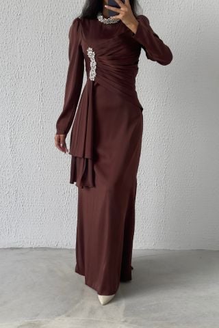 Eşsiz Detaylı Akıcı Saten Kumaş Tesettür Abiye Kahverengi