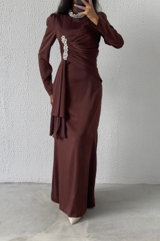 Eşsiz Detaylı Akıcı Saten Kumaş Tesettür Abiye Kahverengi