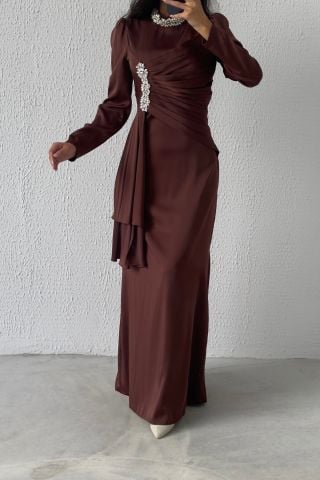 Eşsiz Detaylı Akıcı Saten Kumaş Tesettür Abiye Kahverengi