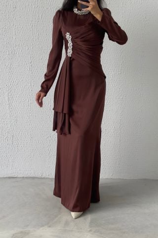 Eşsiz Detaylı Akıcı Saten Kumaş Tesettür Abiye Kahverengi