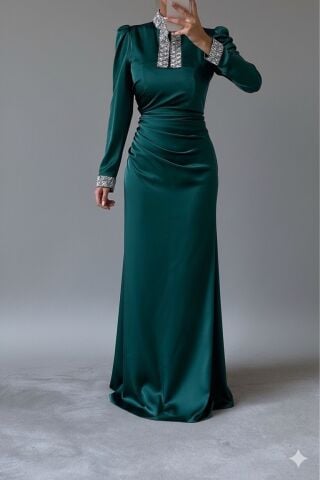 Mücevherli Şıklık: Kollu ve Yakası Taşlı Saten Tesettür Abiye Zümrüt Yeşili