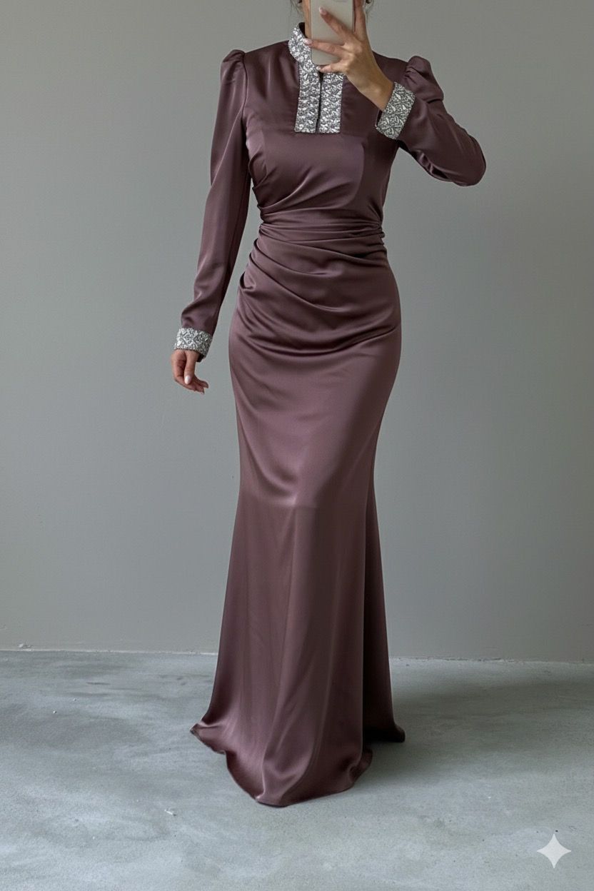 Mücevherli Şıklık: Kollu ve Yakası Taşlı Saten Tesettür Abiye Vizon