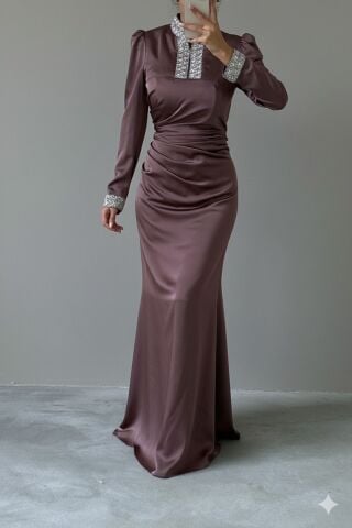 Mücevherli Şıklık: Kollu ve Yakası Taşlı Saten Tesettür Abiye Vizon