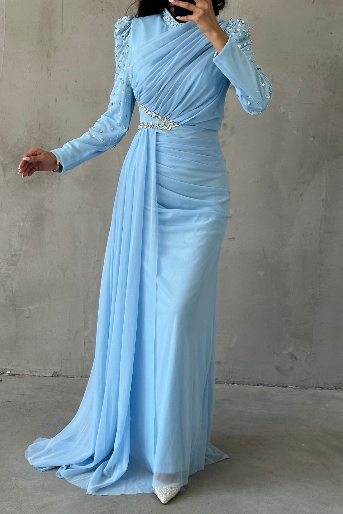 فستان سهرة حجابي بذيل مزخرف بشكل فريد باللون الأزرق الفاتح