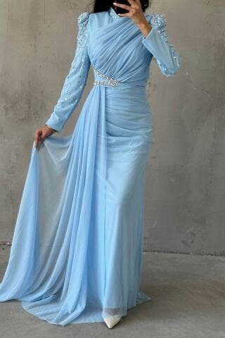 فستان سهرة حجابي بذيل مزخرف بشكل فريد باللون الأزرق الفاتح